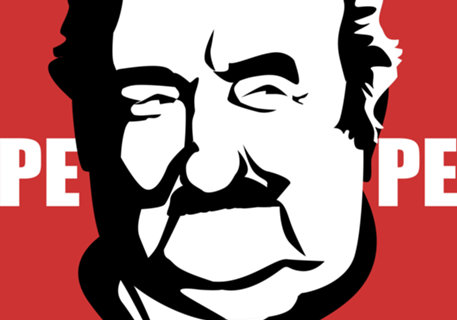 Mujica com Fundo Vermelho