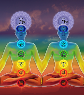 O homem iluminado com chakras em posição de lotus