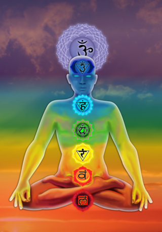 O homem iluminado com chakras em posição de lotus