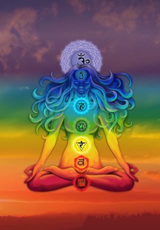 A mulher iluminada com chakras em posição de lotus